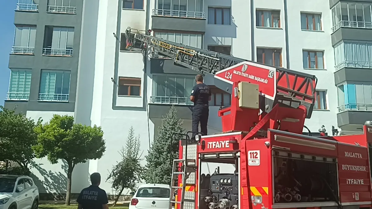 Malatya’nın Tecde Mahallesi Karlık Sokak’ta bir evde yangın çıktı.