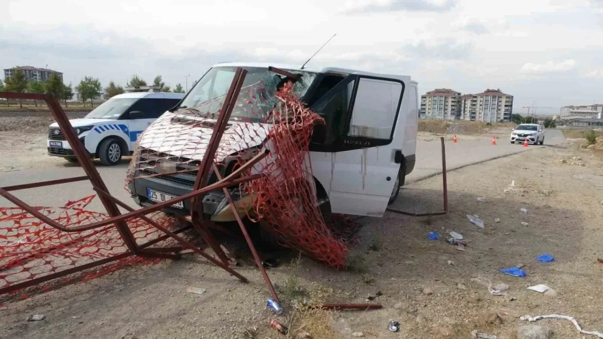 Malatya’da Dehşet: Minibüs Korkuluklara Çarptı, Sürücünün Kafasına Demir Saplandı