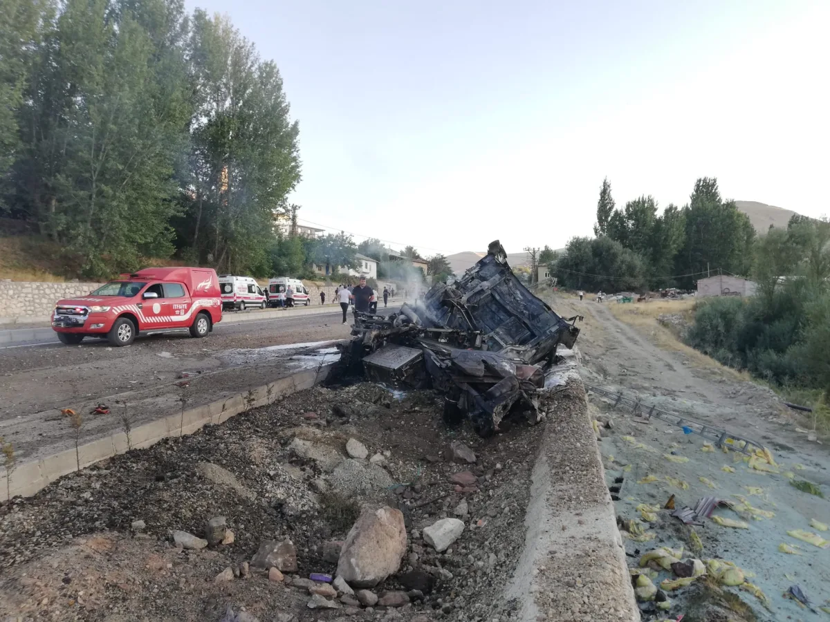 Malatya’da Freni Patlayan Tır Otobüse Çarptı Alev Aldı: 1 Yaralı