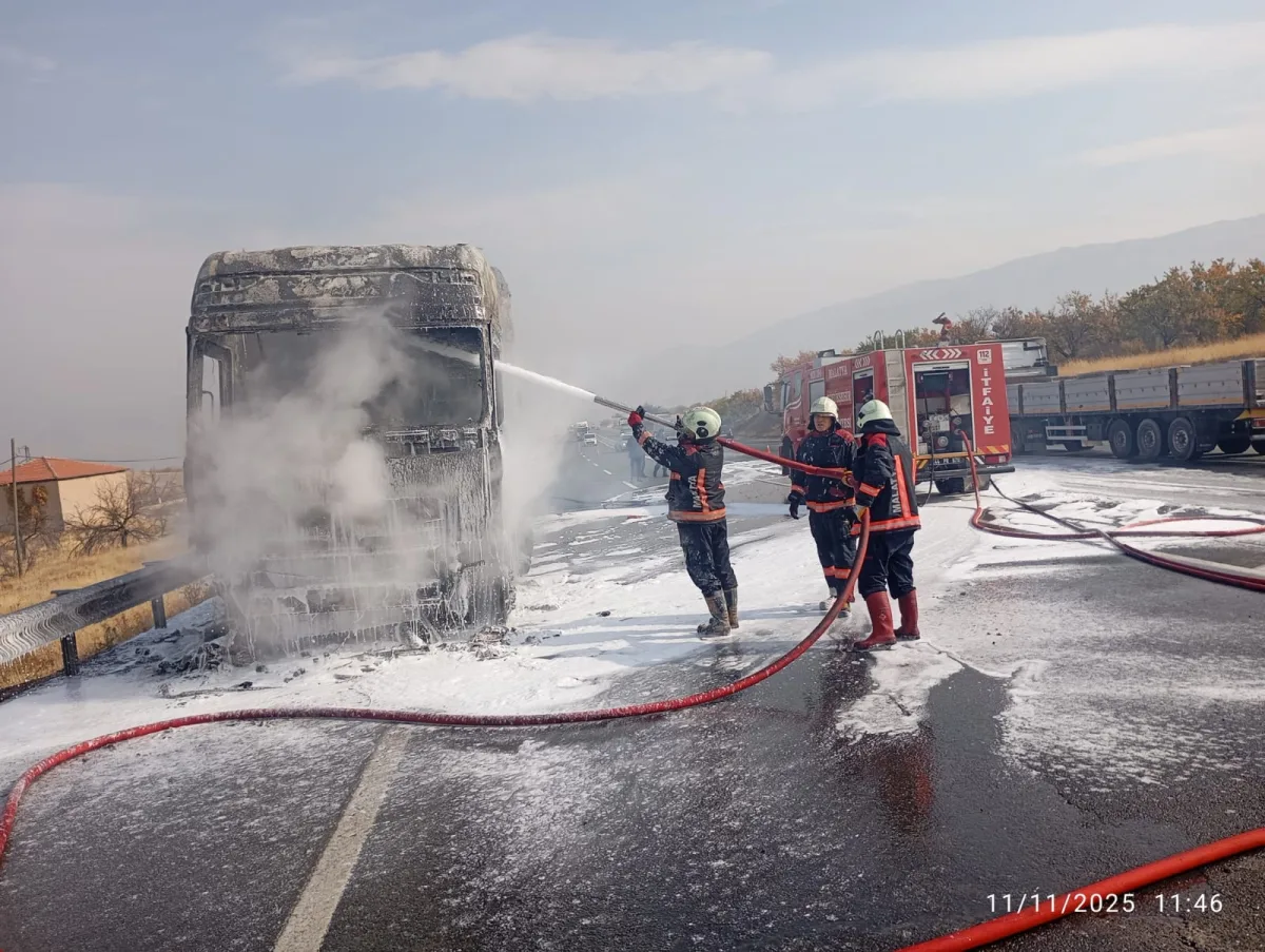 Kale’de İnşaat Malzemesi Yüklü Tırda Yangın