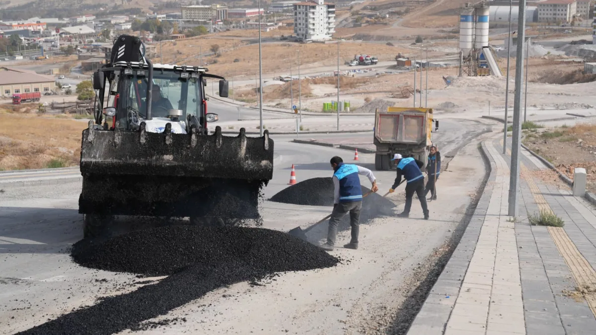 Çamurlu Mahallesi’nde Asfalt Yama Çalışması Yaptı