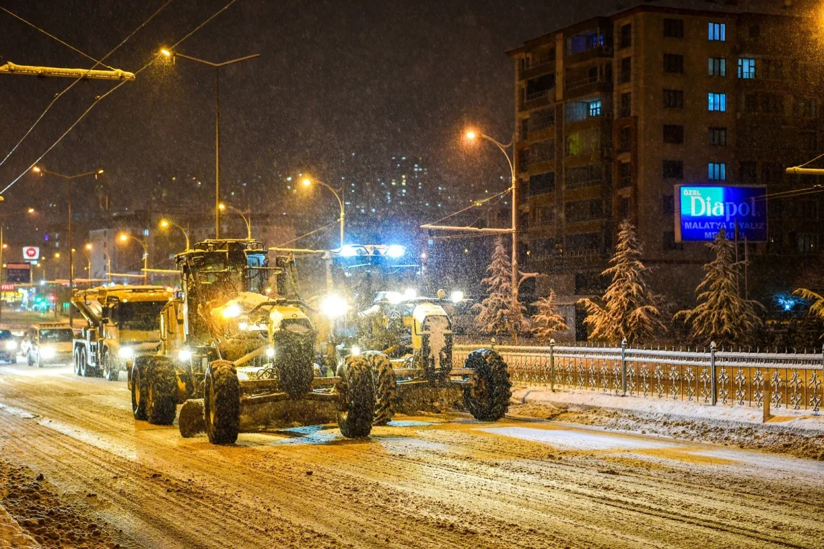 Kar’dan Kapanan Yolları Açmaya Devam Ediyor