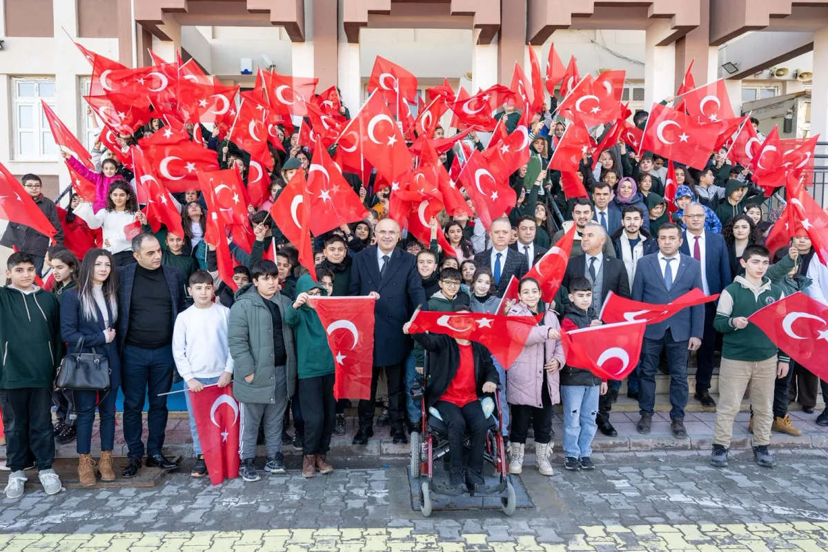 Barguzu Ortaokulu’nu ziyaret eden Büyükşehir Belediye Başkanı Sami Er: