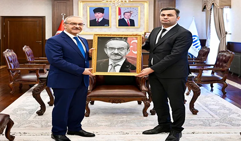 (EMŞAV) İl Başkanı Selağzı Vali Seddar Yavuz’a “Karakalem Portre Çalışması” Hediye Etti.