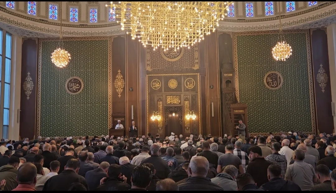 Bayram Namazında Kardeşlik Mesajı: Gazze ve Doğu Türkistan’a Dua