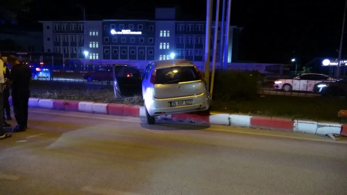 Malatya’da Gece Yarısı Kaza: Otomobil Refüje Savruldu