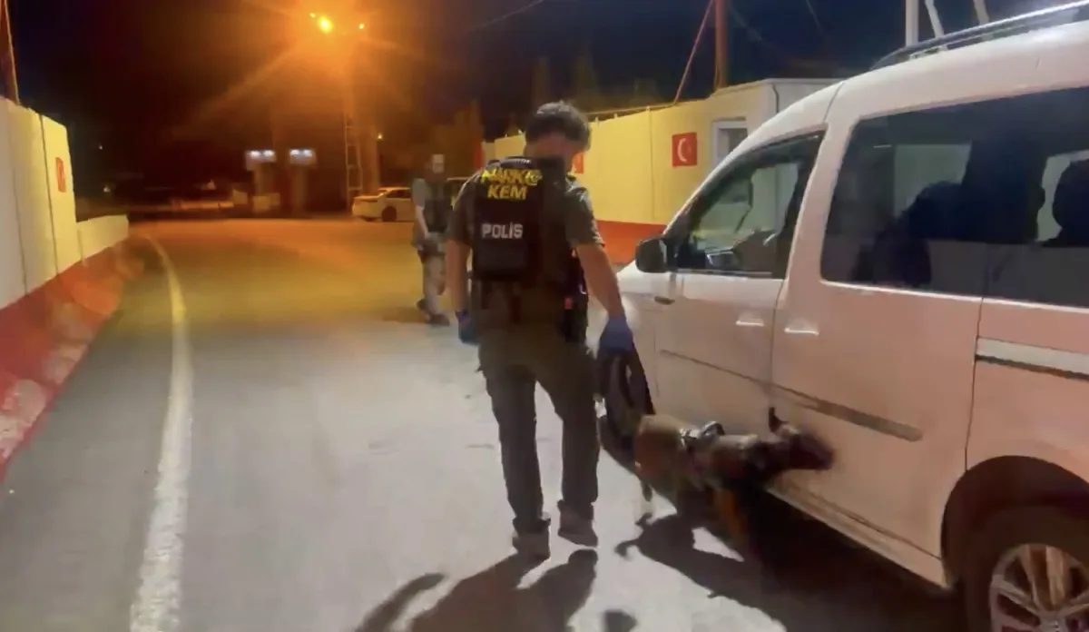 Narkotik Köpeği İşaret Etti, Operasyonda Kilolarca Uyuşturucu Yakalandı
