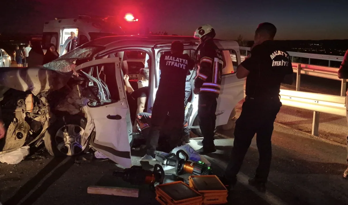 Malatya’da İki Aracın Kafa Kafaya Çarpıştığı Trafik Kazasında İlk Belirlemelere Göre 6 Kişi Yaralandı.