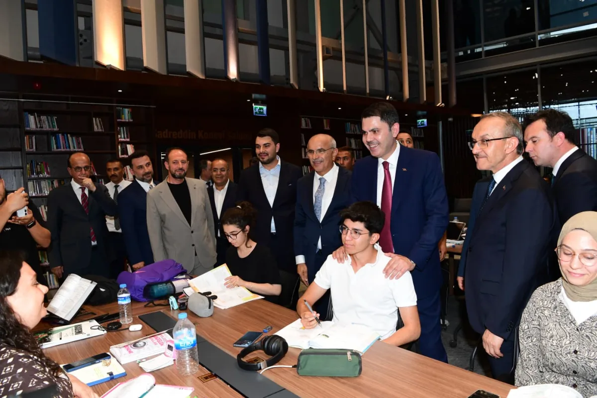 Bakan Murat Kurum, Şehir Kütüphanesi’ni gezdi