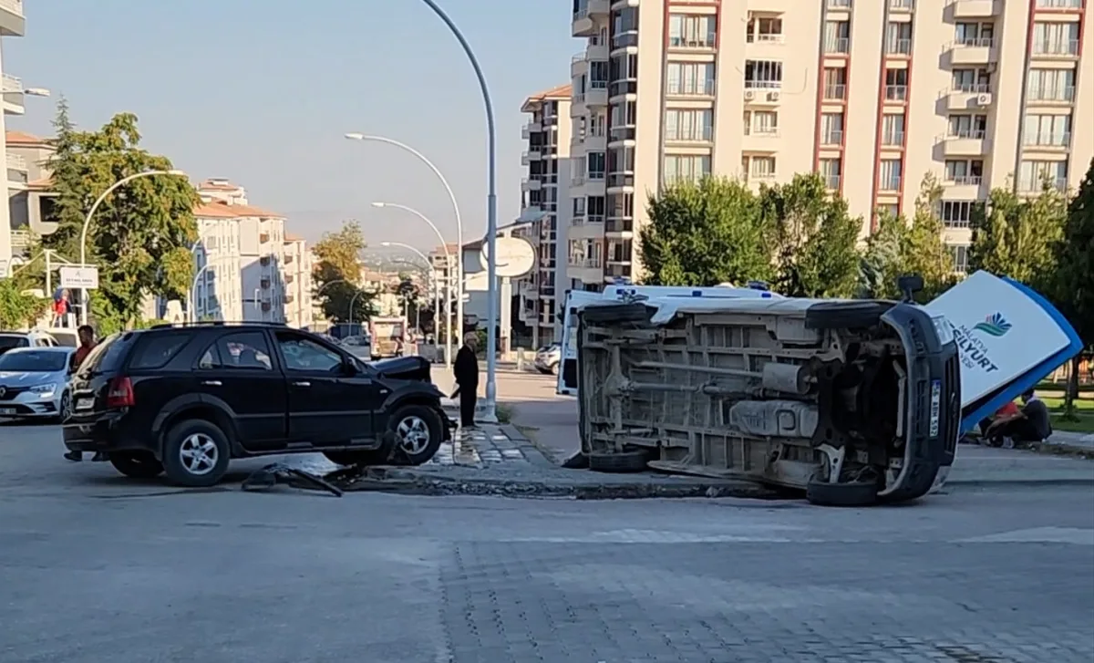 Yeşilyurt’ta Minibüs İle Otomobil Çarpıştı: 4 Yaralı