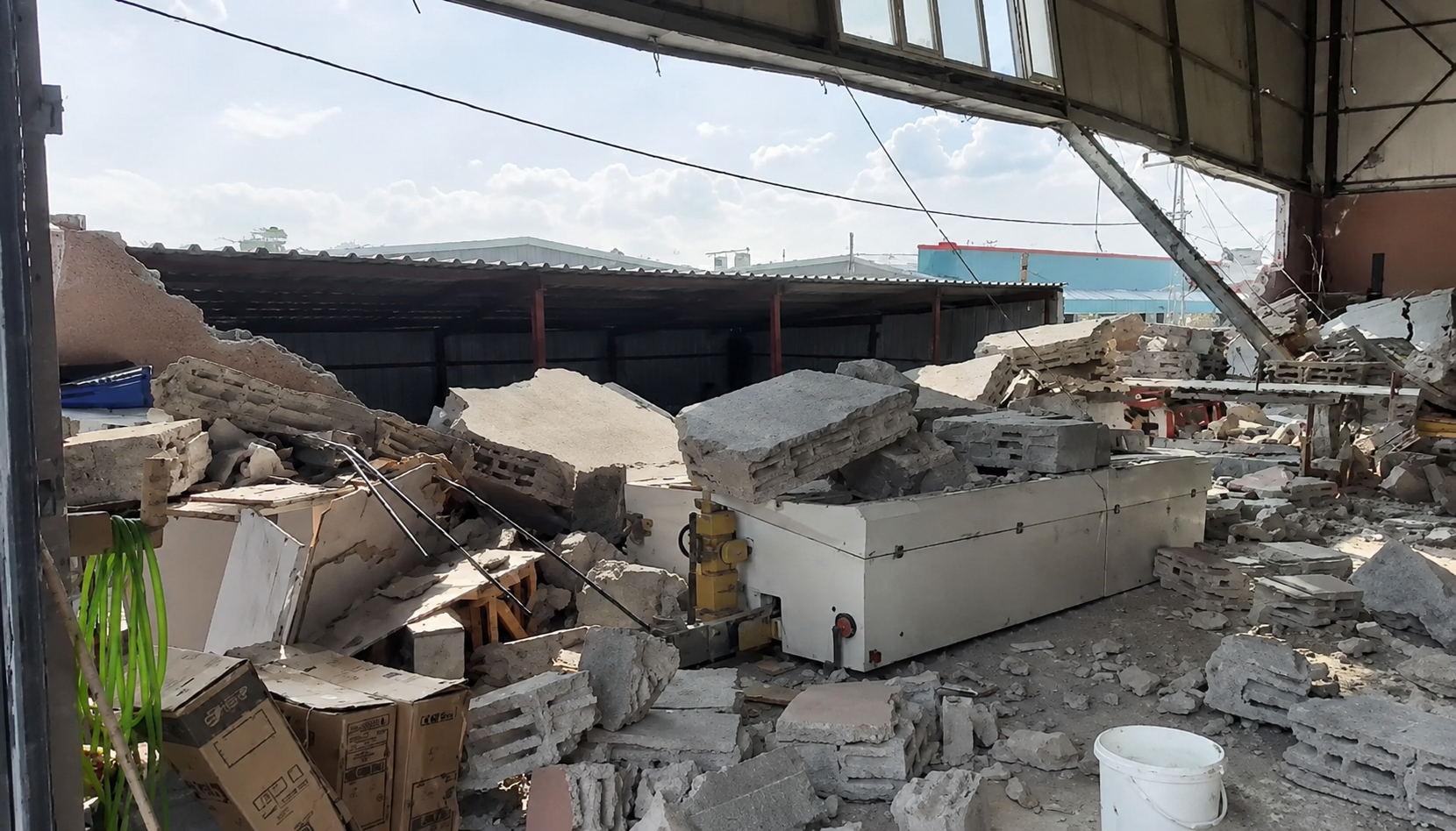 10 Dakikada Büyük Yıkım: 30 Metrelik Duvar Çöktü