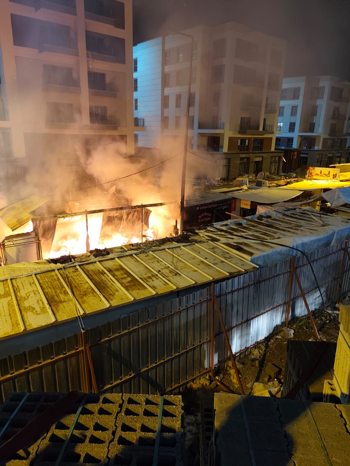 Akpınar Konteyner Çarşısı’nda Yangın: İtfaiye Zamanında Müdahale Etti