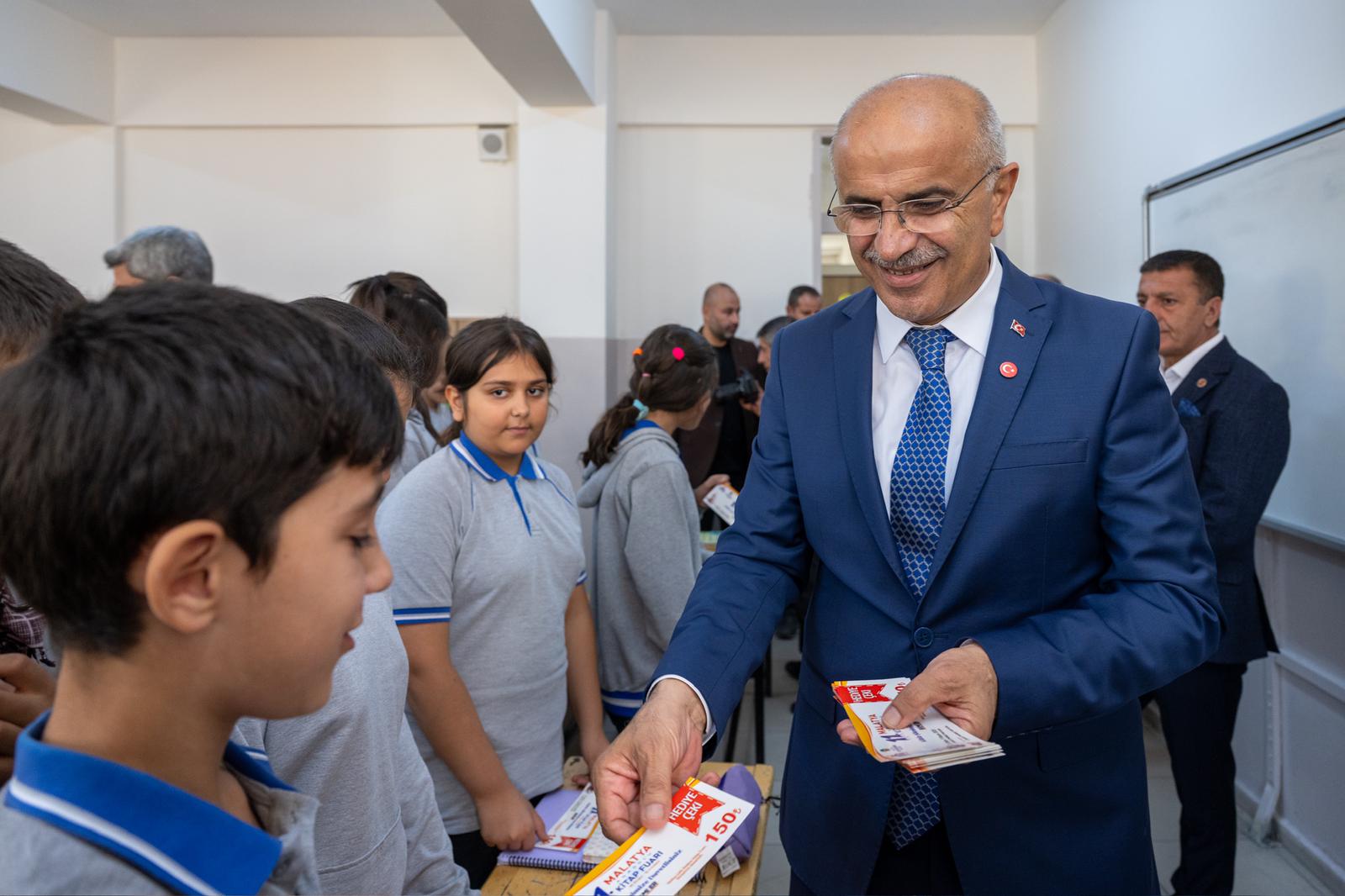 . Başkan Er, öğrencilerle sohbet ederek, onları 11. Malatya Anadolu Kitap ve Kültür Fuarı’na davet etti.