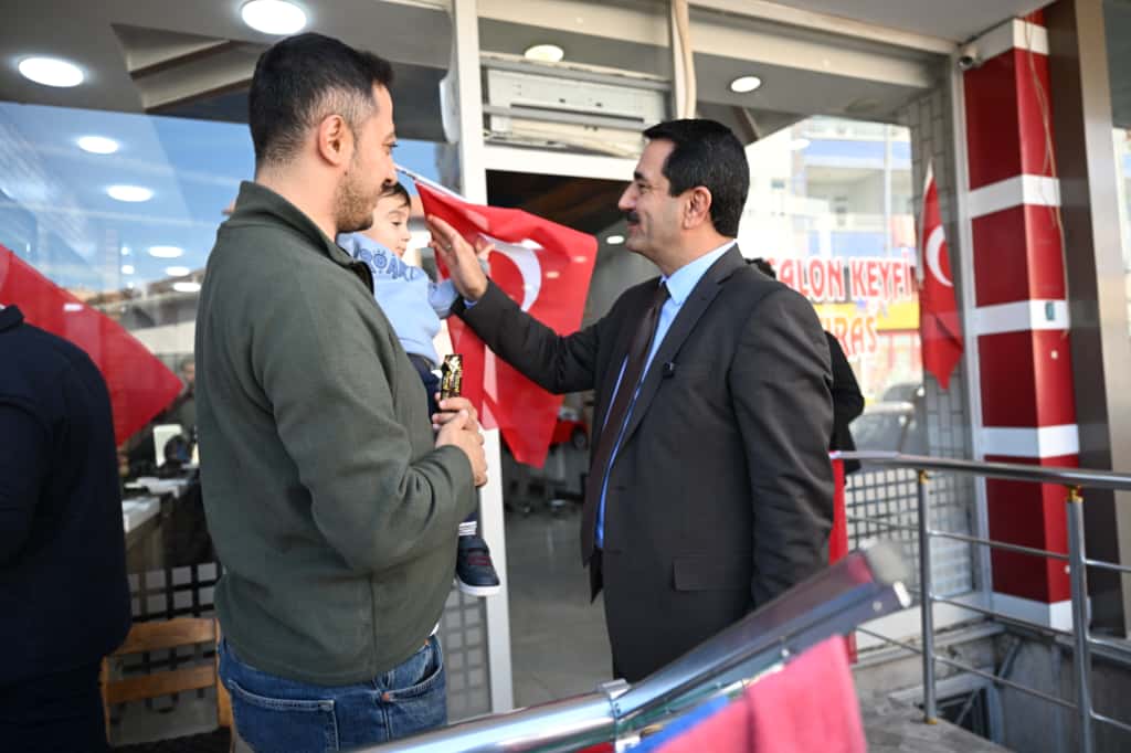 Başkan Taşkın Vatandaşlara Türk Bayrağı Hediye Etti