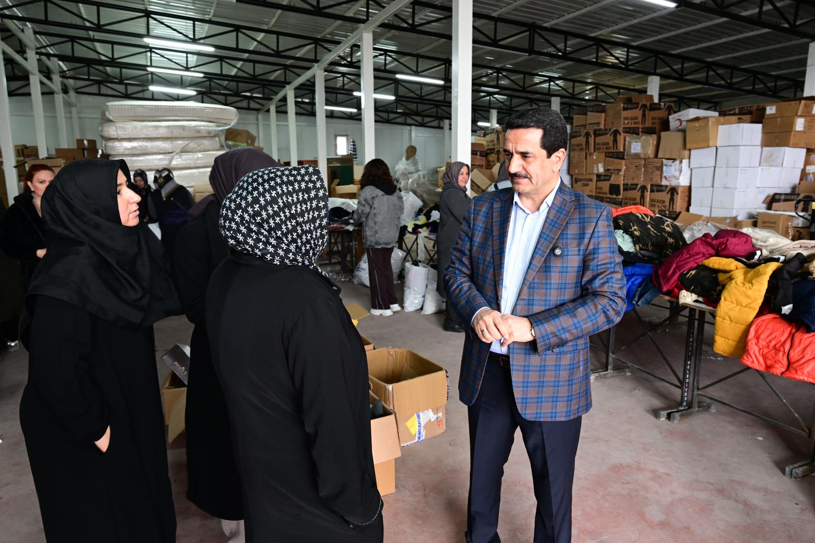 Başkan Taşkın Yardım Malzemeleri Tasnifine Eşlik Etti