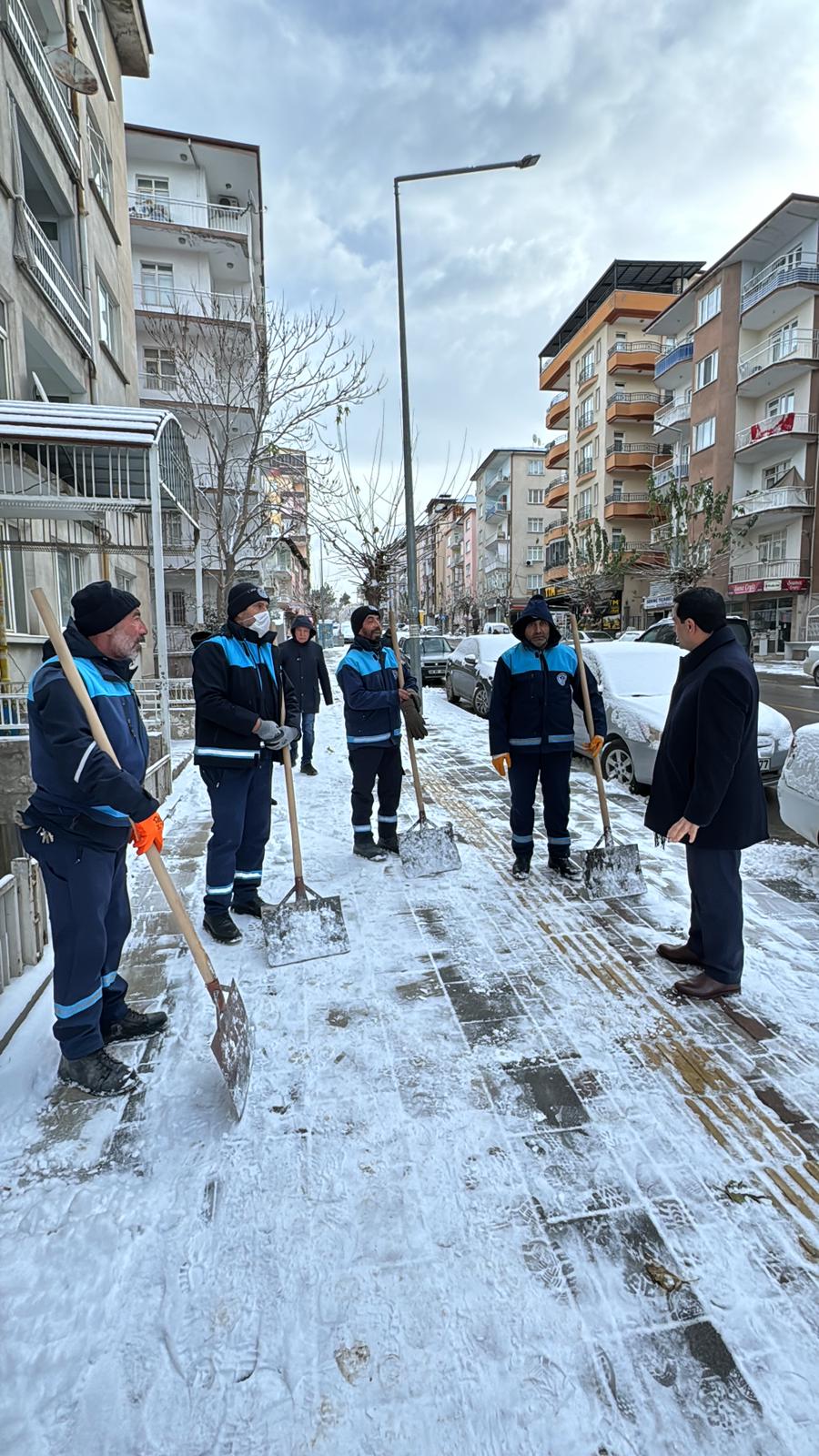 Battalgazi’de Karla Mücadele Aralıksız Sürüyor