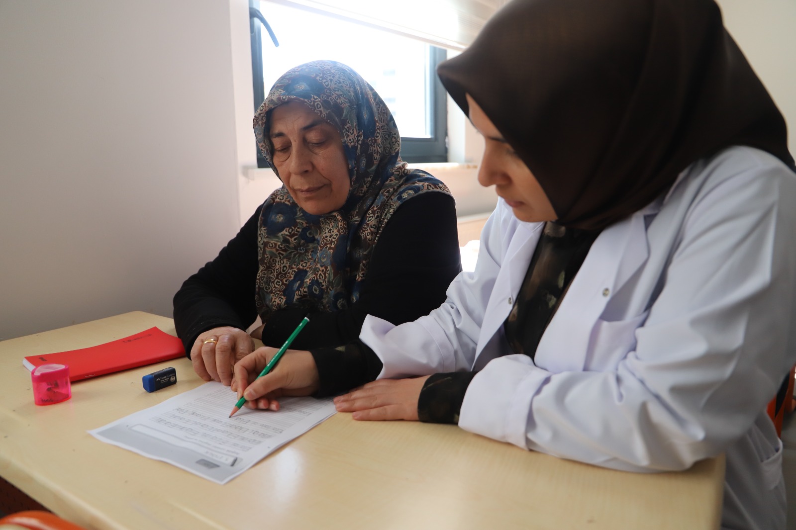 Battalgazi’de Yaşlı Vatandaşlara Okuma Yazma Desteği