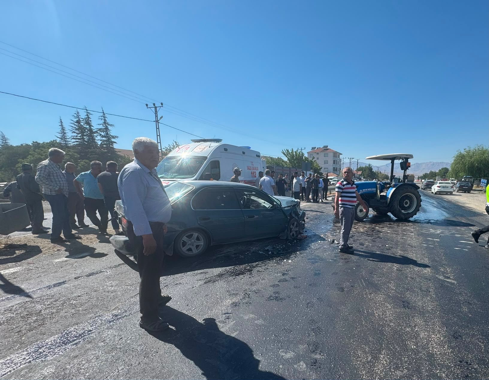 Bir Anlık Dikkatsizlik Kazaya Yol Açtı: Otomobil Traktöre Çarptı
