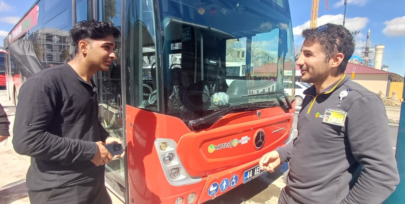 Bir Avuç Türküyle Koca Bir Moral: Otobüste Duygu Dolu Anlar