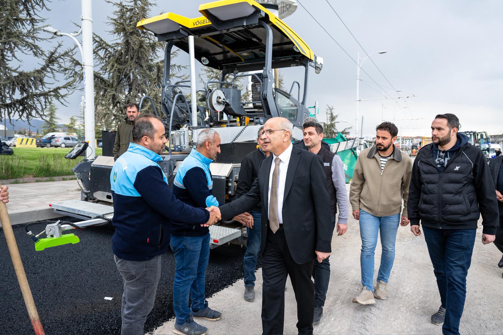 Büyükşehir Belediyesi Çevre Yolu Yan Yollarda Asfalt Çalışmasına Başladı