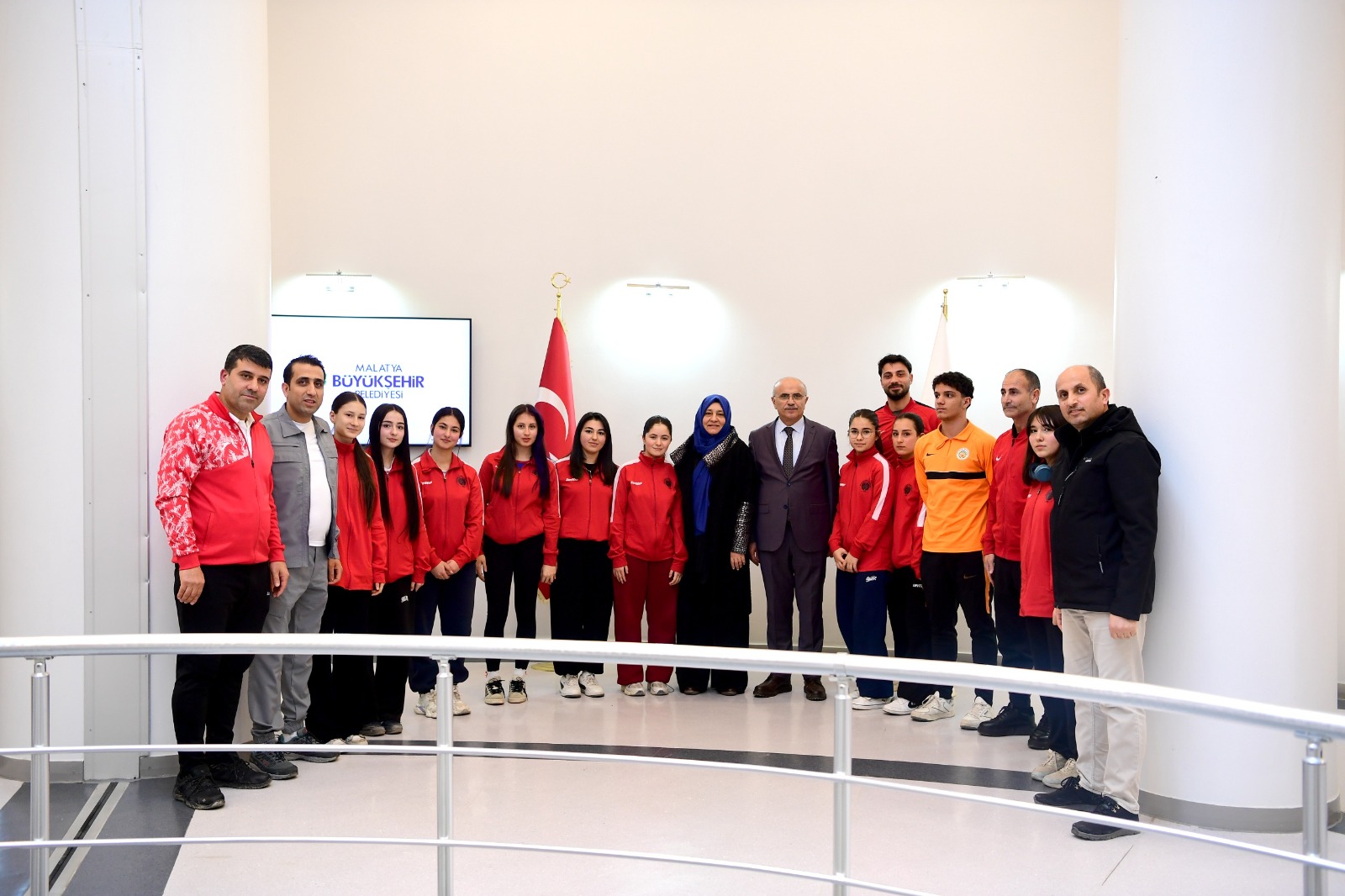 Büyükşehir Belediyesporlu Sporcularla Bir Araya Gelen Başkan Er