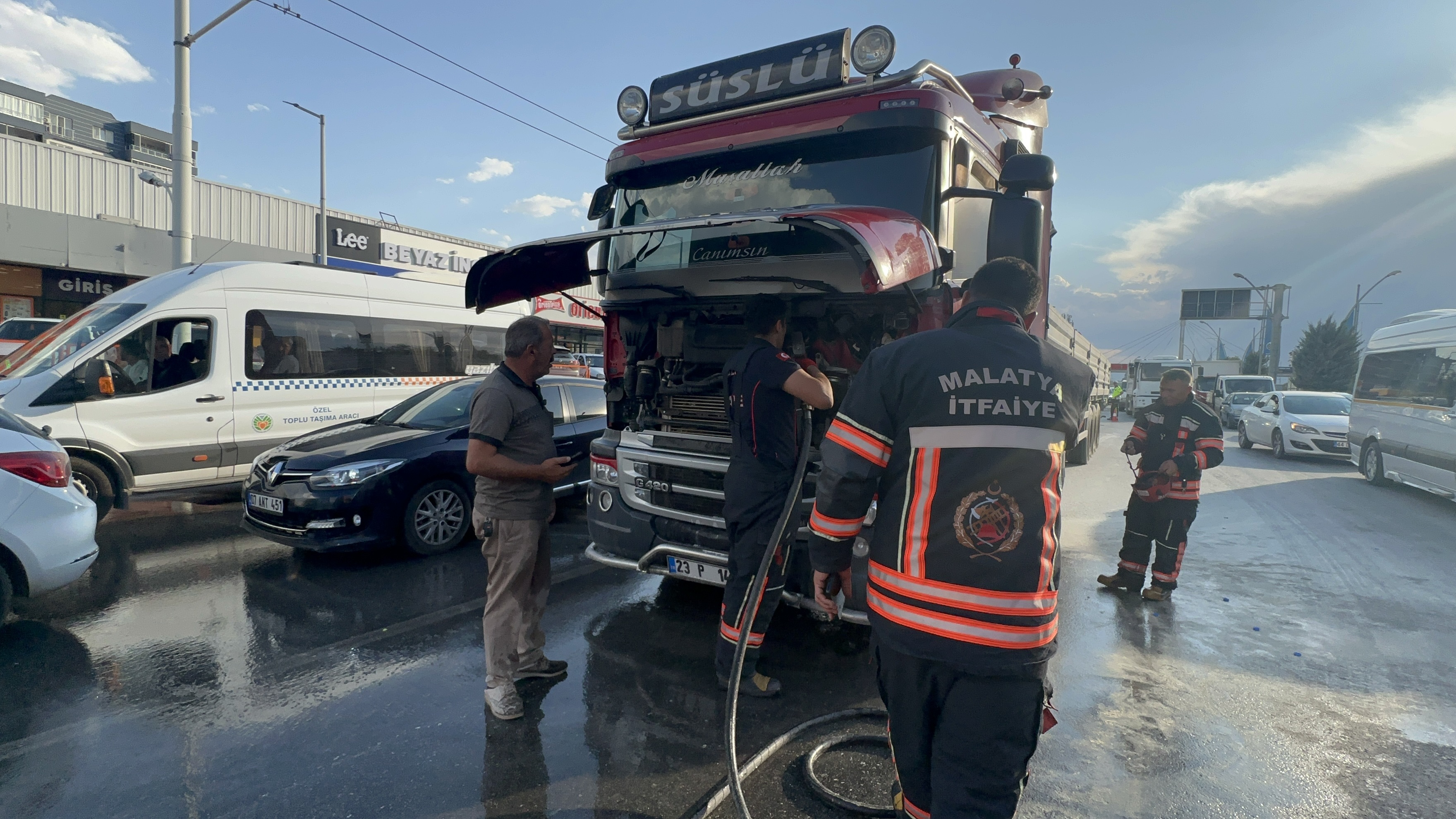 Çevreyolu'nda Facianın Eşiğinden Dönüldü: Tır Yandı