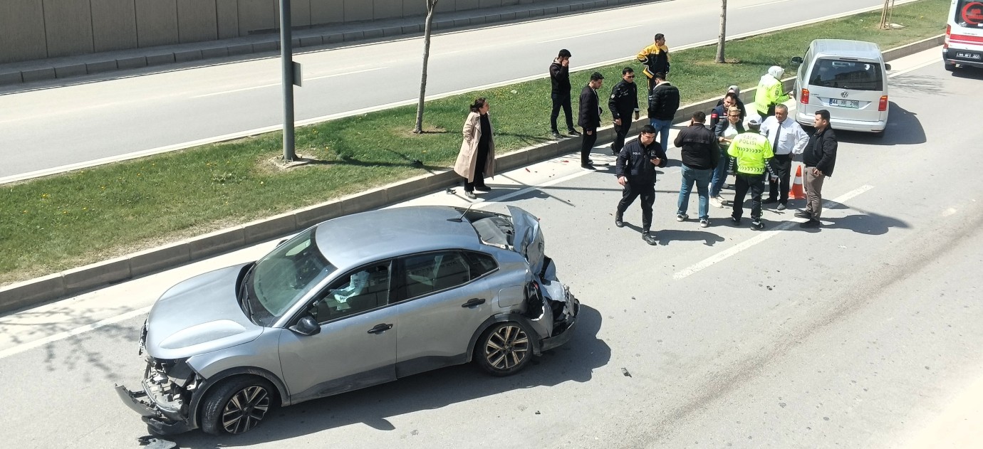 Çevreyolunda Kaza: Otomobil Refüje Savruldu, Trafik Aksadı