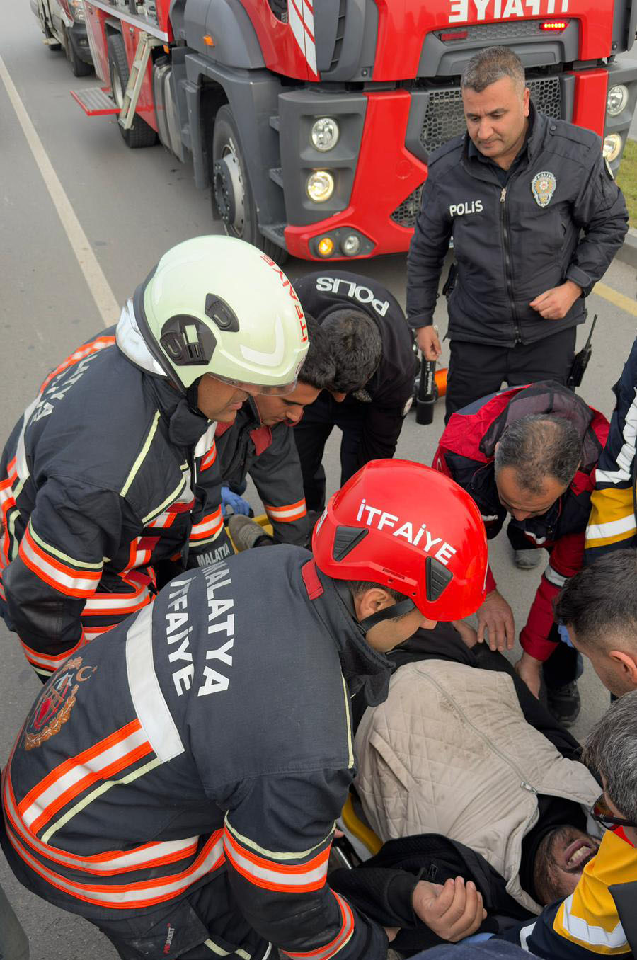 Dilek Yolu’nda Trafik Kazası: İtfaiye Ekipleri Hızla Müdahale Etti