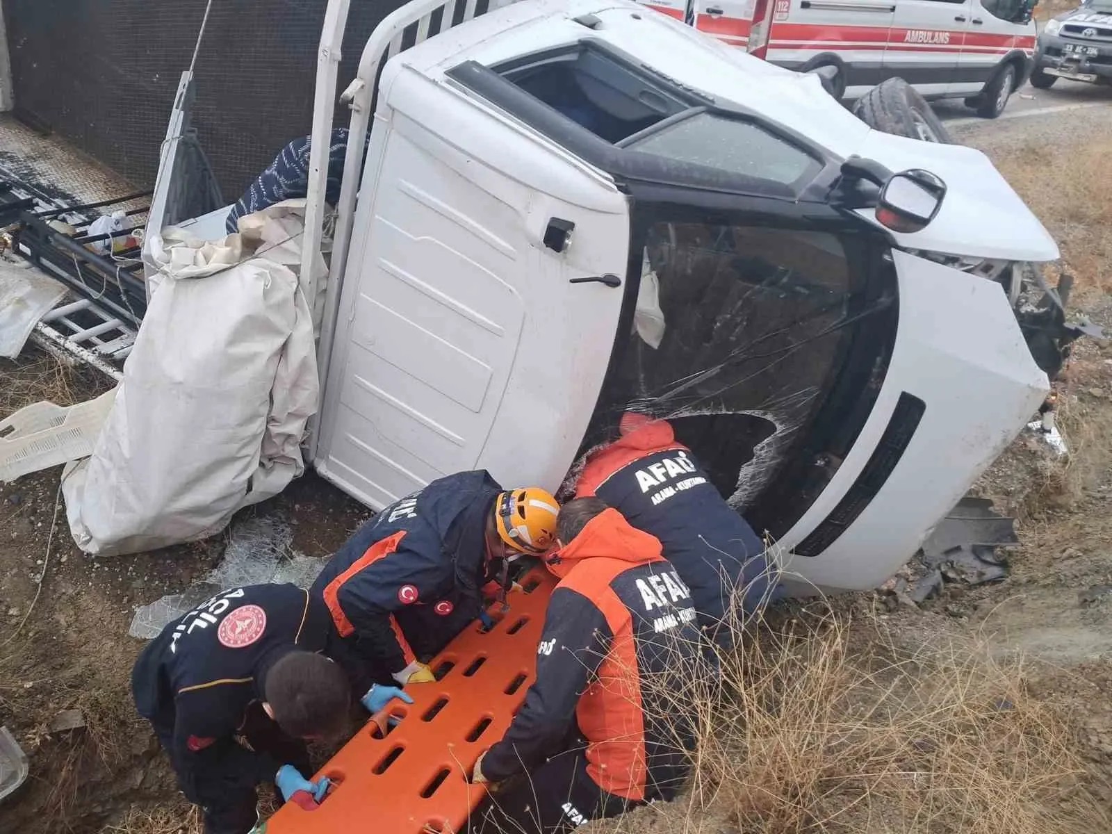 Elazığ–Malatya Yolunda Kontrolden Çıkan Pikap Uçuruma Yuvarlandı: 2 Yaralı