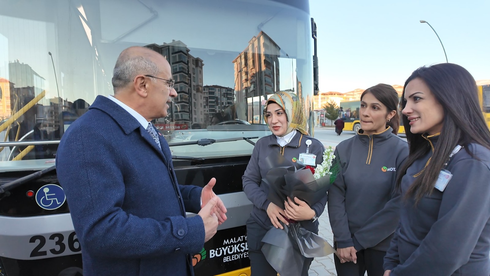 Er, 8 Mart Dünya Kadınlar Gününde Kadınlara Çiçek Takdim Etti