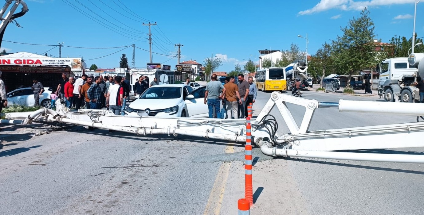 Faciadan Dönüldü! Malatya’da 50 Metrelik Beton Pompası Caddeye Devrildi