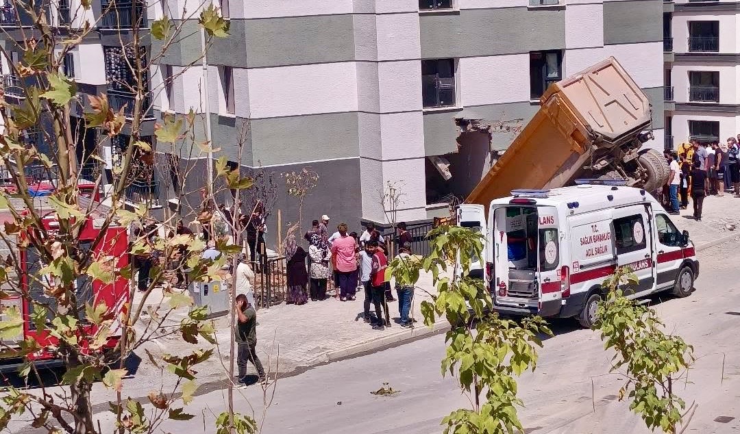 Facianın Eşiğinden Dönüldü: Freni Boşalan Kamyon TOKİ Konutlarına Girdi