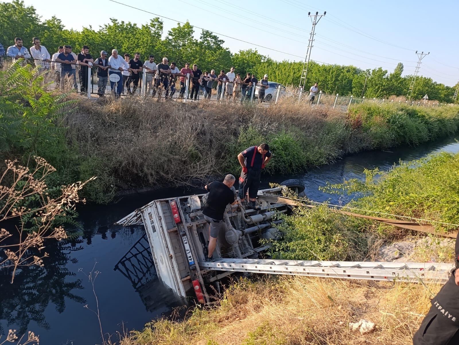Feci Kaza: Kamyon Sulama Kanalına Devrildi, Sürücü Kurtarılamadı