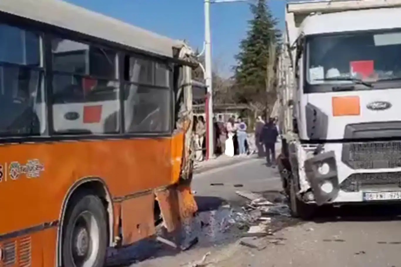 Feci Kaza Ucuz Atlatıldı: Hafriyat Kamyonu Otobüse Daldı, 20 Yaralı