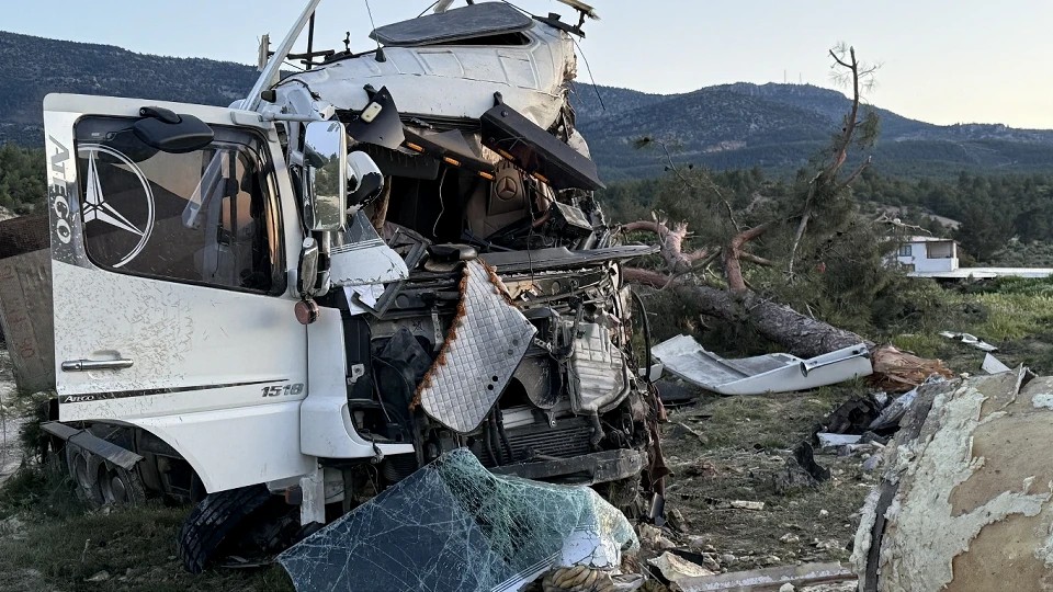 Freni Boşalan TIR Ağaca Çarptı: Sürücü Mucize Eseri Kurtuldu