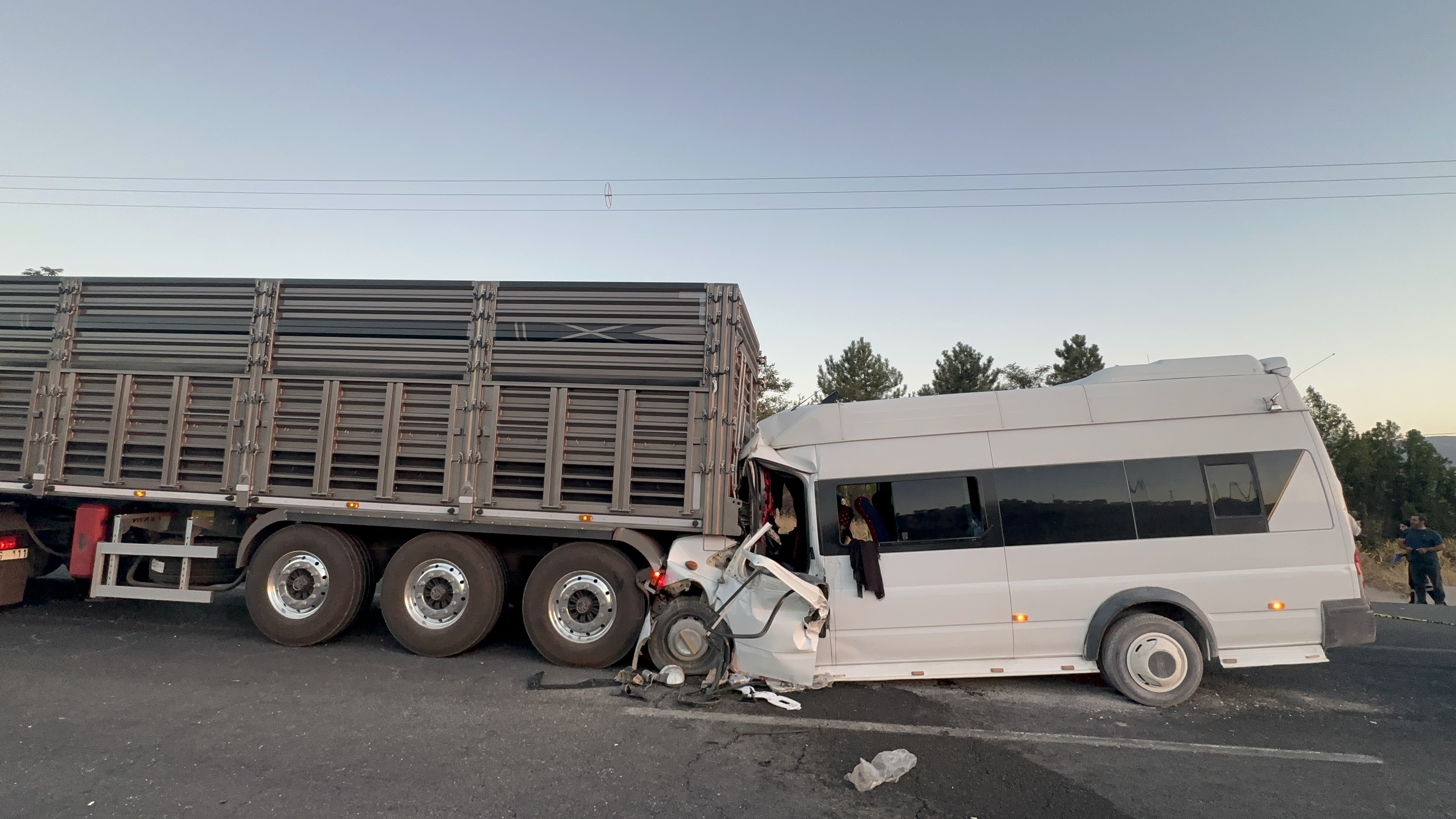 İşçi Servisinde Can Pazarı: Minibüs Tırın Altında Kaldı. 18 Yaralı
