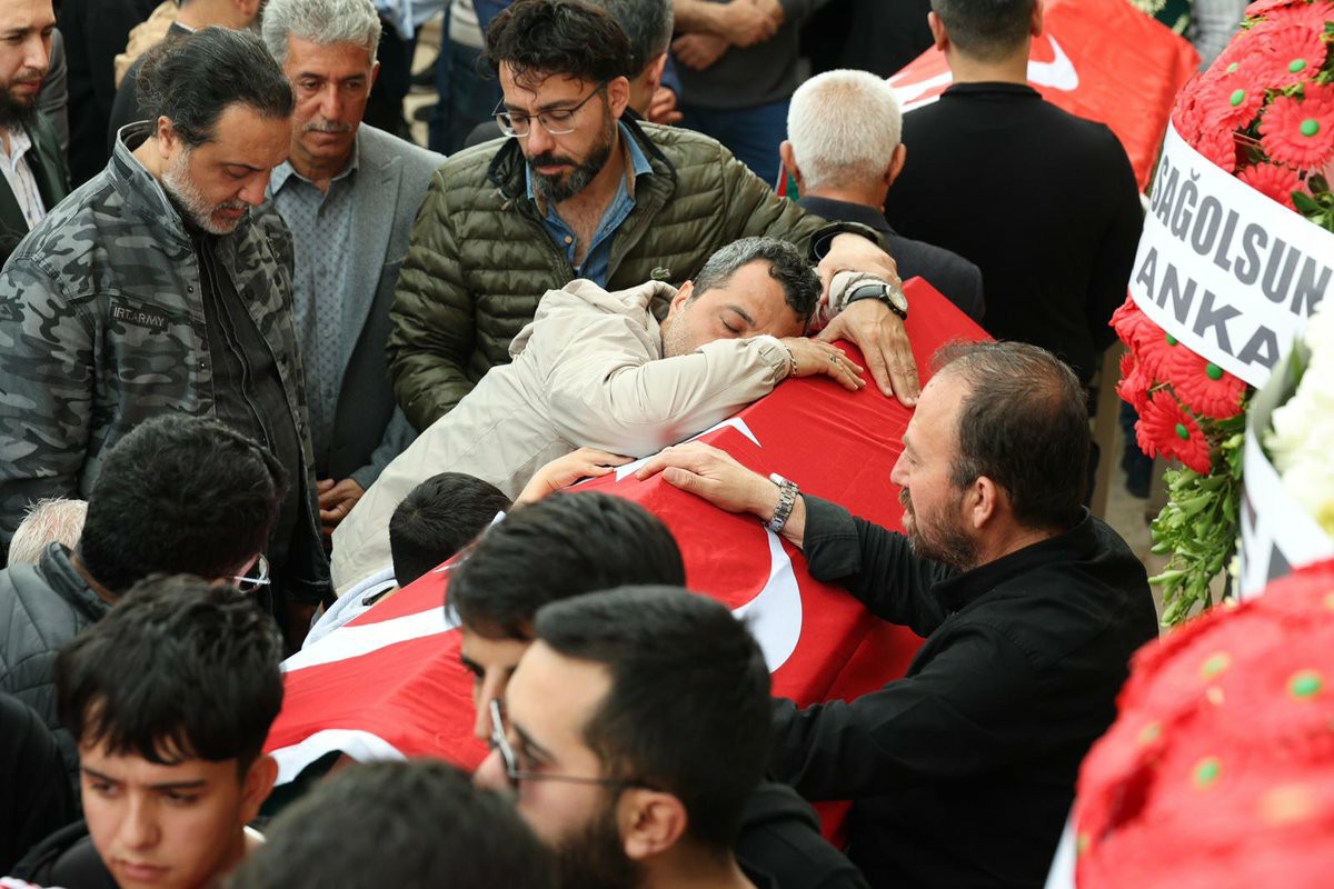 Kahramanmaraş’ta Yürek Yakan Veda: 8 Öğrenci ve Kahraman Öğretmen Toprağa Verildi