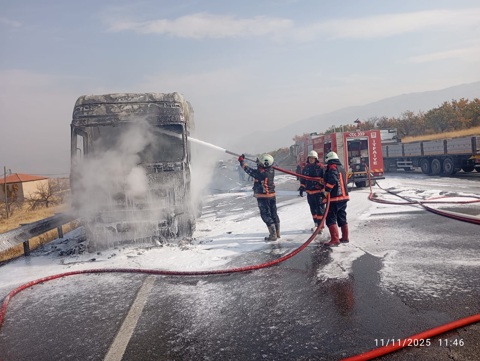 Kale’de İnşaat Malzemesi Yüklü Tırda Yangın