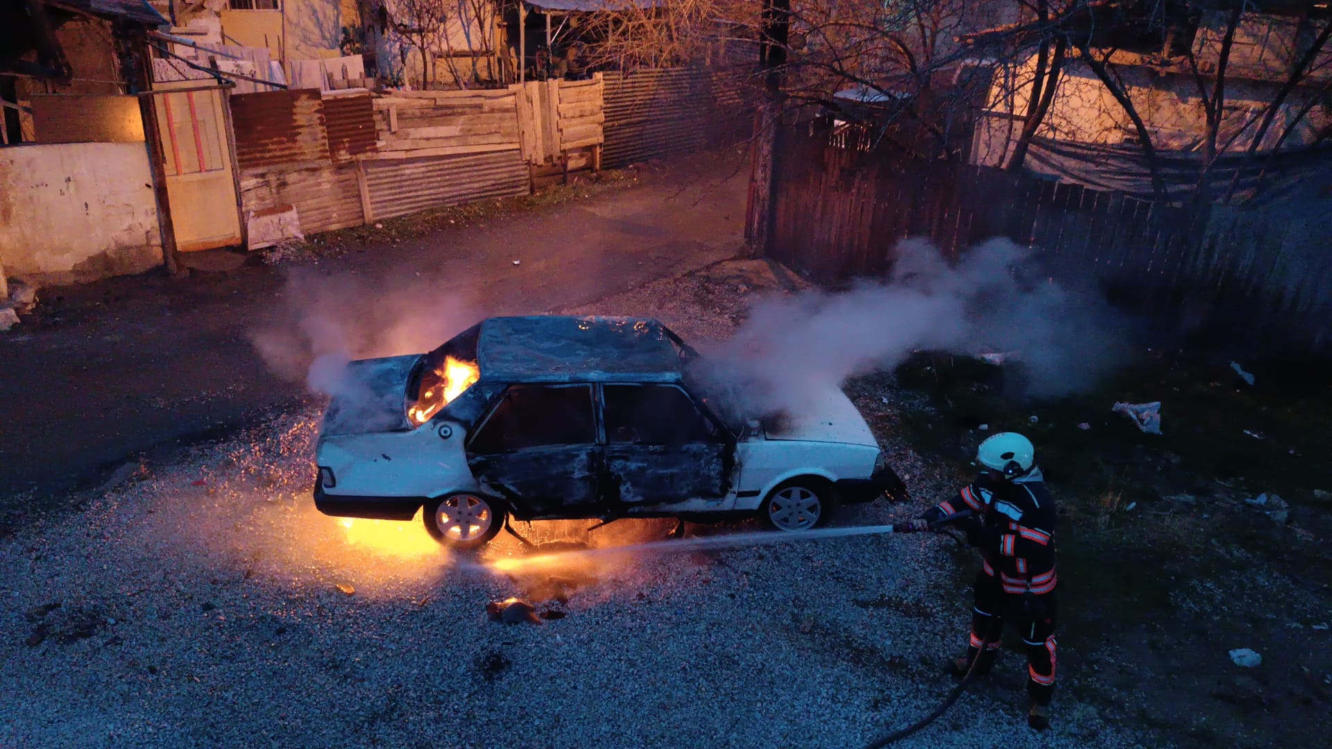 Karakavak’ta Park Halindeki Araç Alev Alev Yandı: İtfaiye Facianın Önüne Geçti