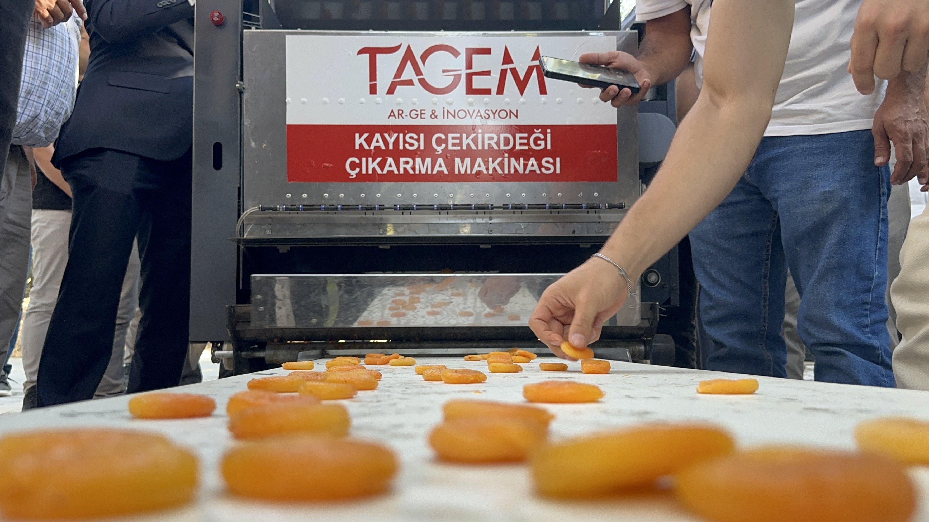 Kayısıda Teknoloji Devrimi! Tek Makine 16 İşçinin Yükünü Hafifletiyor