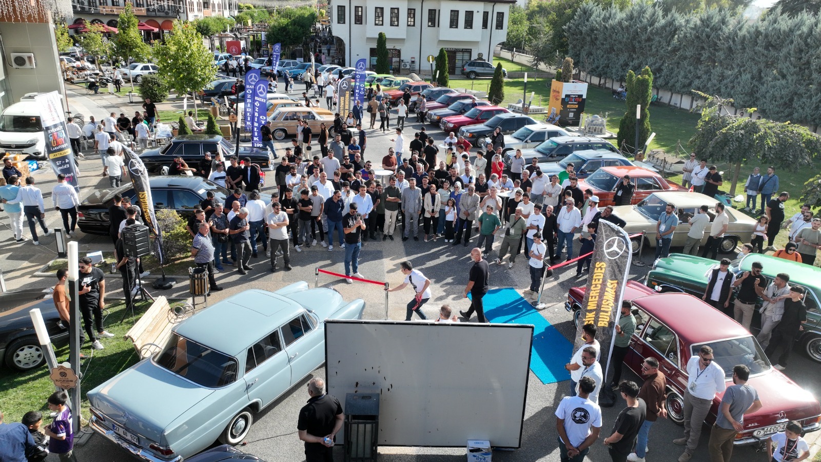Klasik Mercedes Tutkunları Sanat Sokağı’nda Buluştu