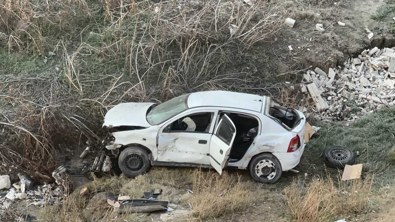 Köprüden Şarampole Uçan Otomobilde 1 Ölü, 2 Yaralı