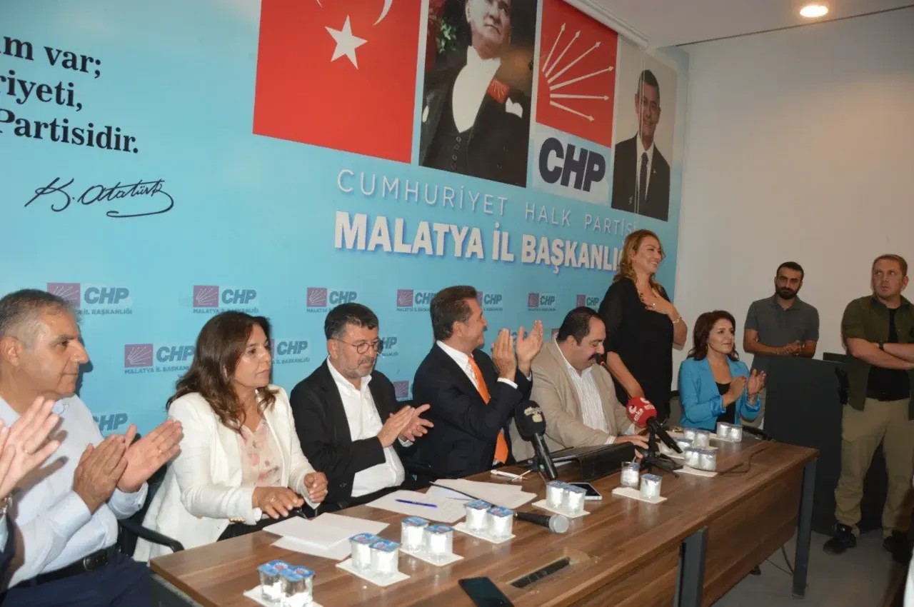 Malatya CHP İl Başkanlığı’nda CHP heyeti bir araya geldi.