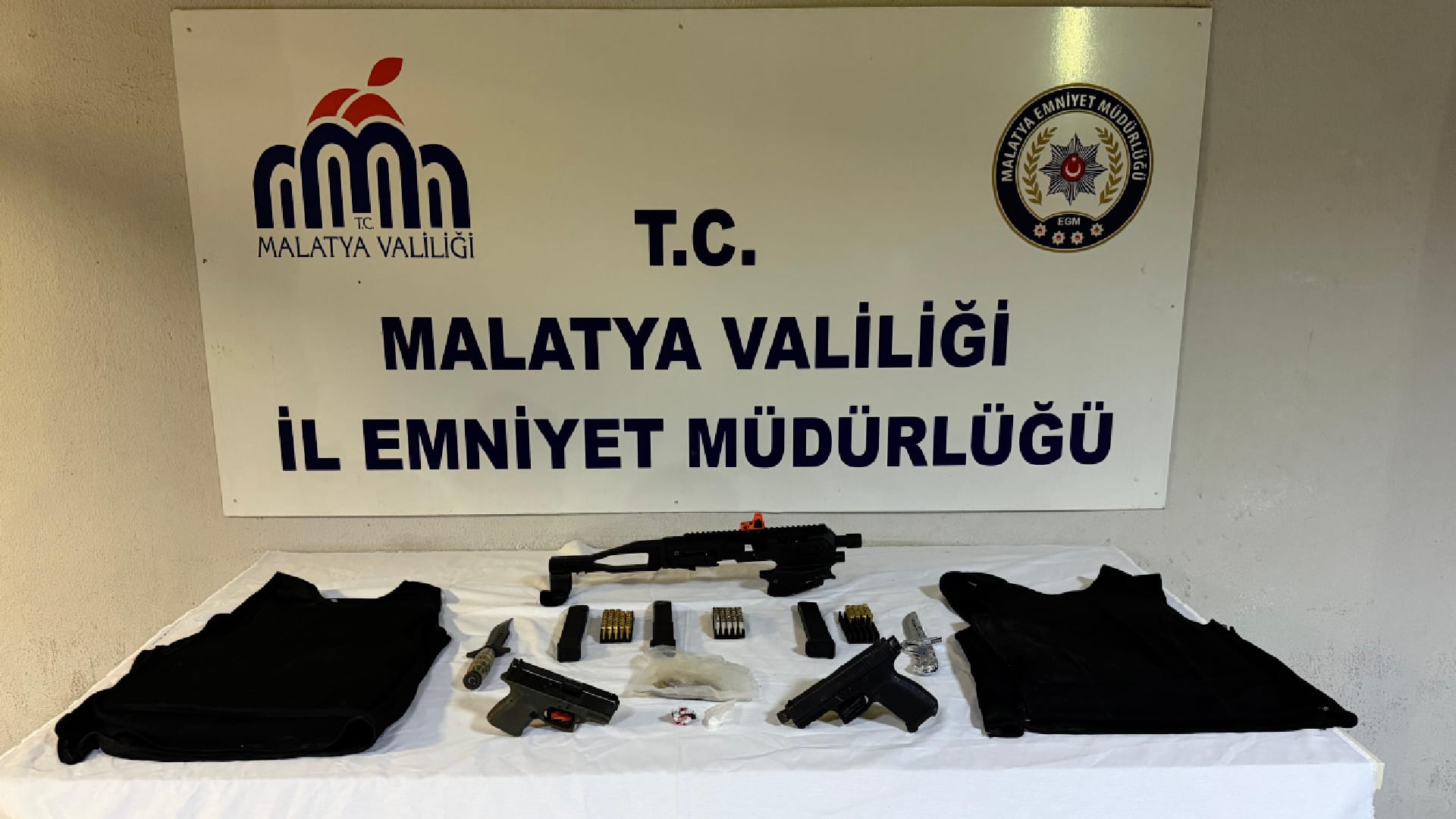 Malatya’da Aranan 4 Şüpheli Yakalandı: Silah ve Uyuşturucu Ele Geçirildi