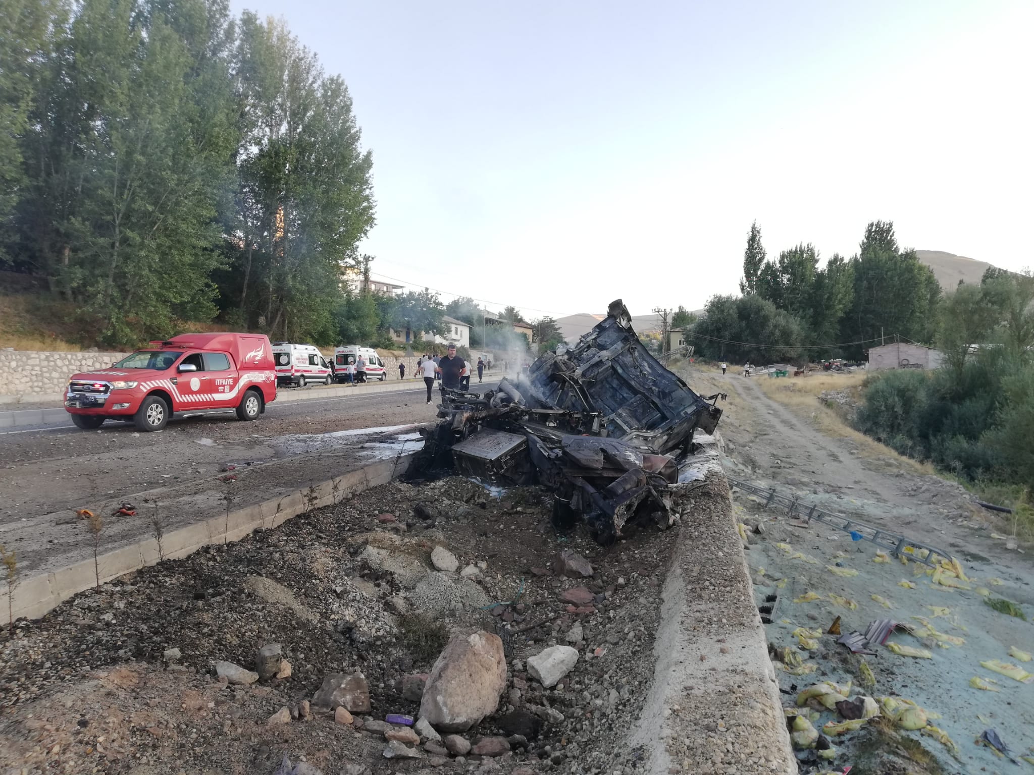 Malatya’da Freni Patlayan Tır Otobüse Çarptı Alev Aldı: 1 Yaralı