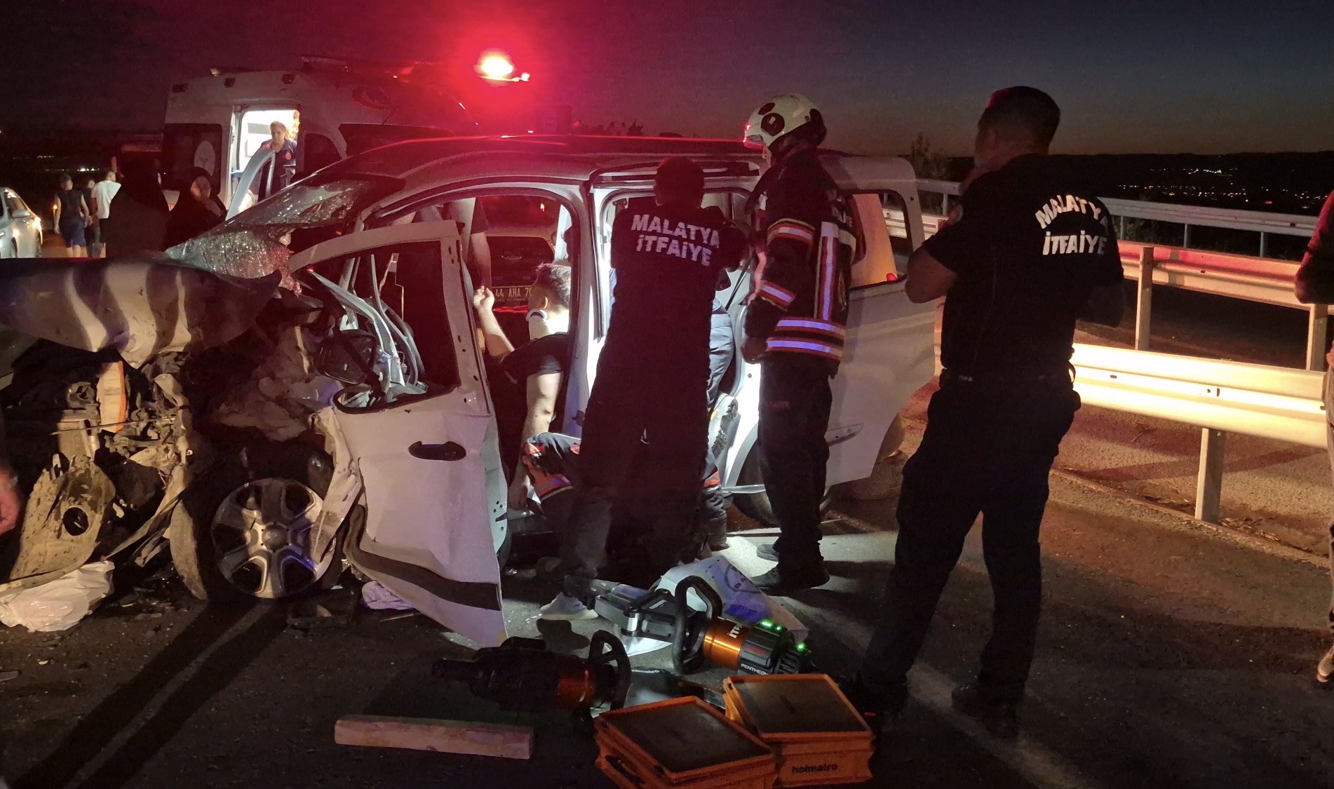 Malatya’da İki Aracın Kafa Kafaya Çarpıştığı Trafik Kazasında İlk Belirlemelere Göre 6 Kişi Yaralandı.