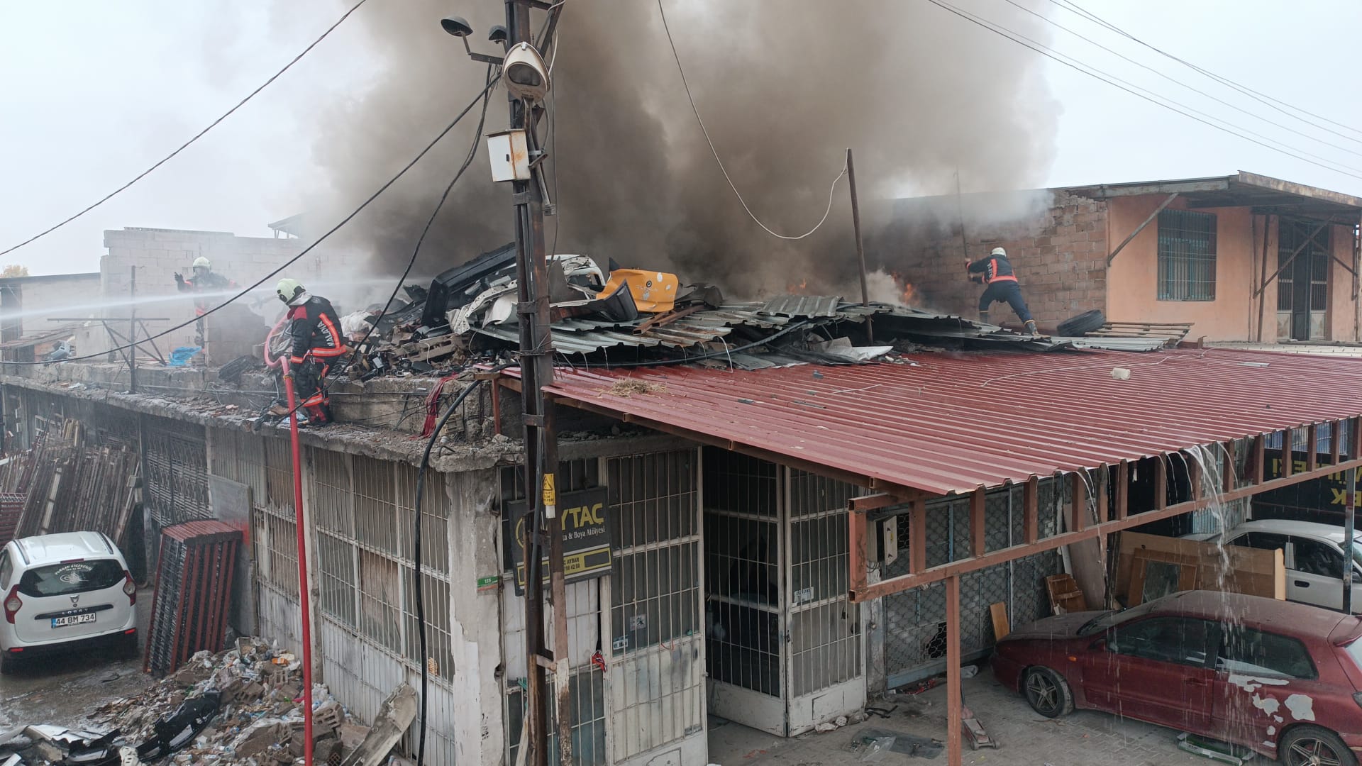 Malatya Eski Sanayi Sitesi’nde Çatı Yangını Korkuttu