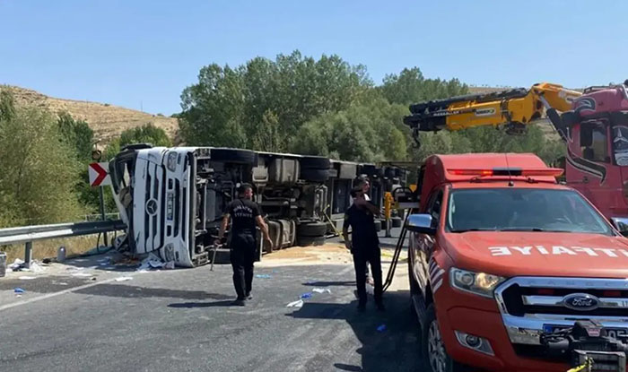 Malatya-Kayseri Yolunda Tır Devrildi: Sürücü Hayatını Kaybetti