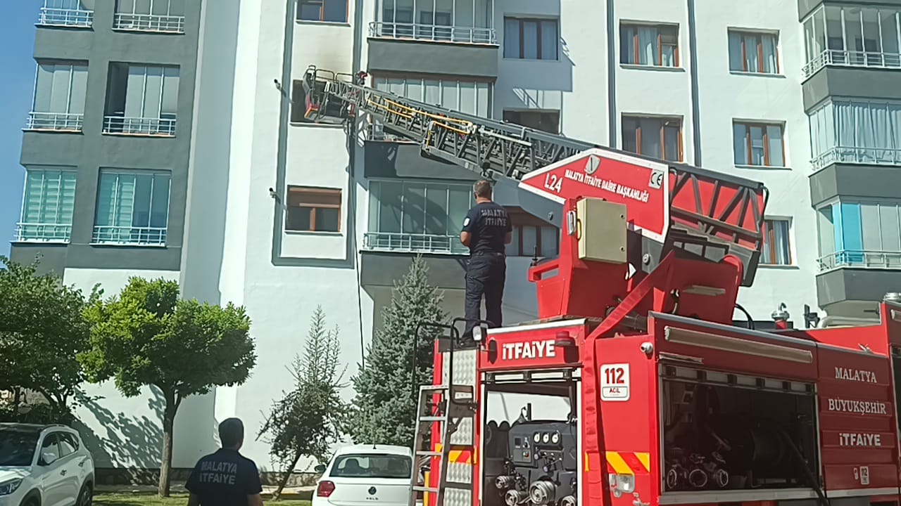 Malatya’nın Tecde Mahallesi Karlık Sokak’ta bir evde yangın çıktı.