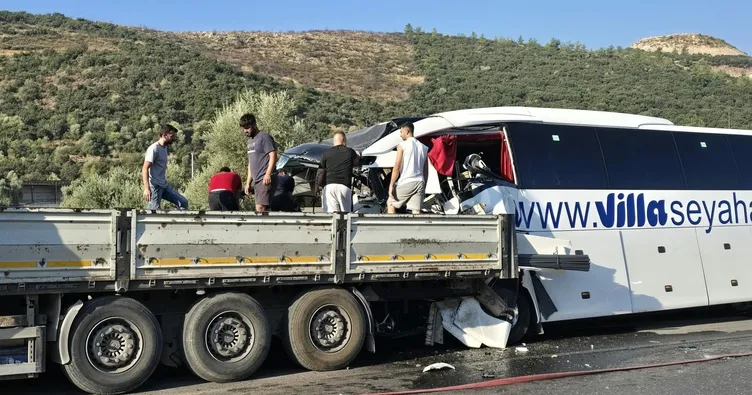 Muğla’da Can Pazarı: Otobüs TIR’a Çarptı, 2 Kişi Hayatını Kaybetti
